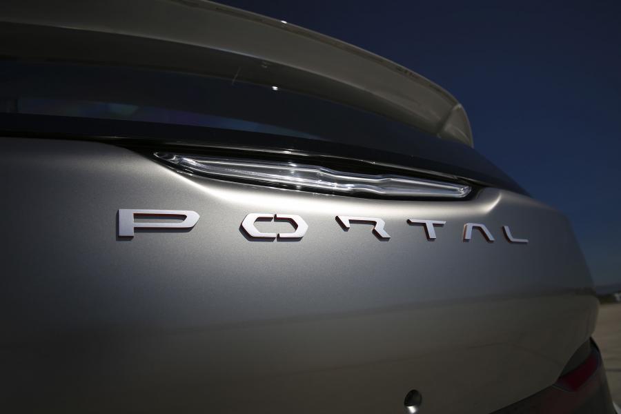 Логотип Chrysler Portal Concept 2017 года  (фото 43 из 46)